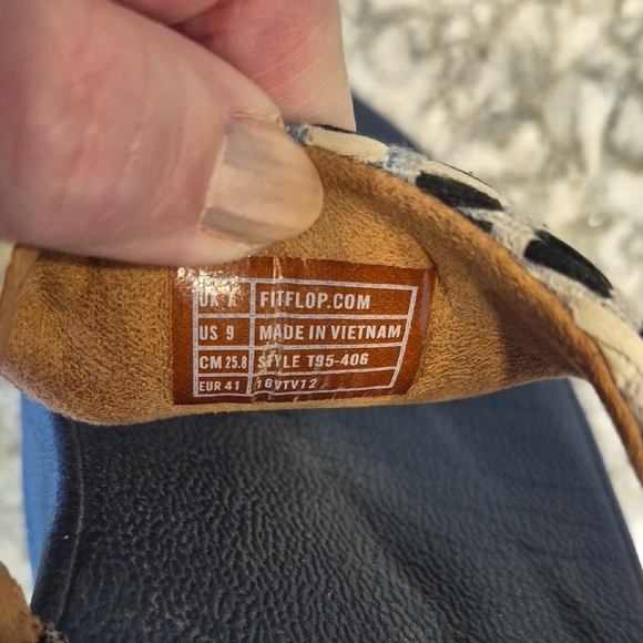 Fitflop Lulu Leather Toe Thong Sandals with Geometric Pattern - Picture 4 of 8